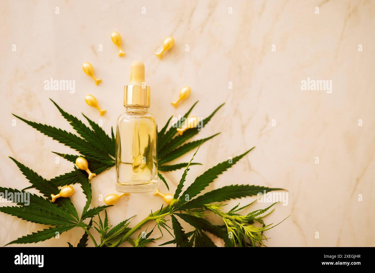 Produit cosmétique de bouteille Mockup avec des feuilles de cannabis sur fond beige Banque D'Images