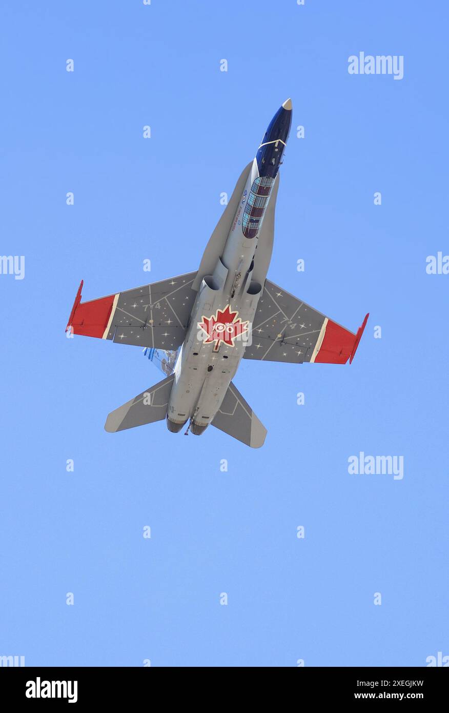 Équipe de démonstration CF18 volant sur fond de ciel bleu, fière de représenter le Canada au Bagotville Air Show, entrée gratuite Banque D'Images