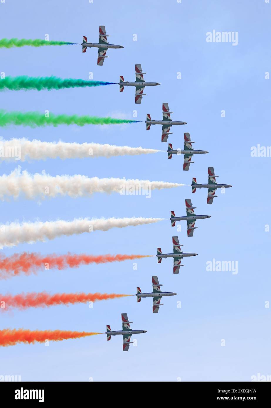 Le Frecce Tricolori, la célèbre équipe italienne de voltige volant sur fond de ciel bleu, Bagotville Air Show 2024 Banque D'Images