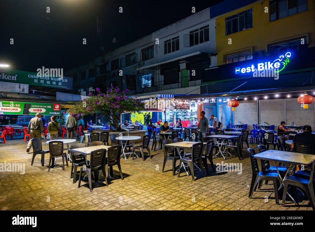 Un restaurant en plein air la nuit dans la rue de Kundasang. Sabah, Bornéo, Malaisie. Banque D'Images