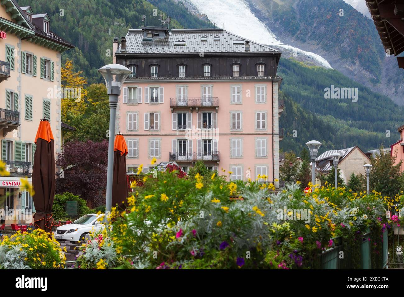 Chamonix, France vue sur la rue d'été du centre-ville Banque D'Images