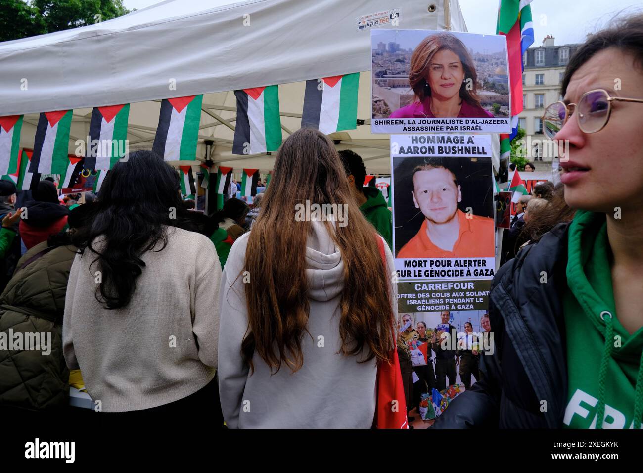 Manifestants pro-Palestine avec des drapeaux palestiniens se rassemblant aux Halles pendant la guerre du Hamas israélien à Gaza. Paris. France Banque D'Images