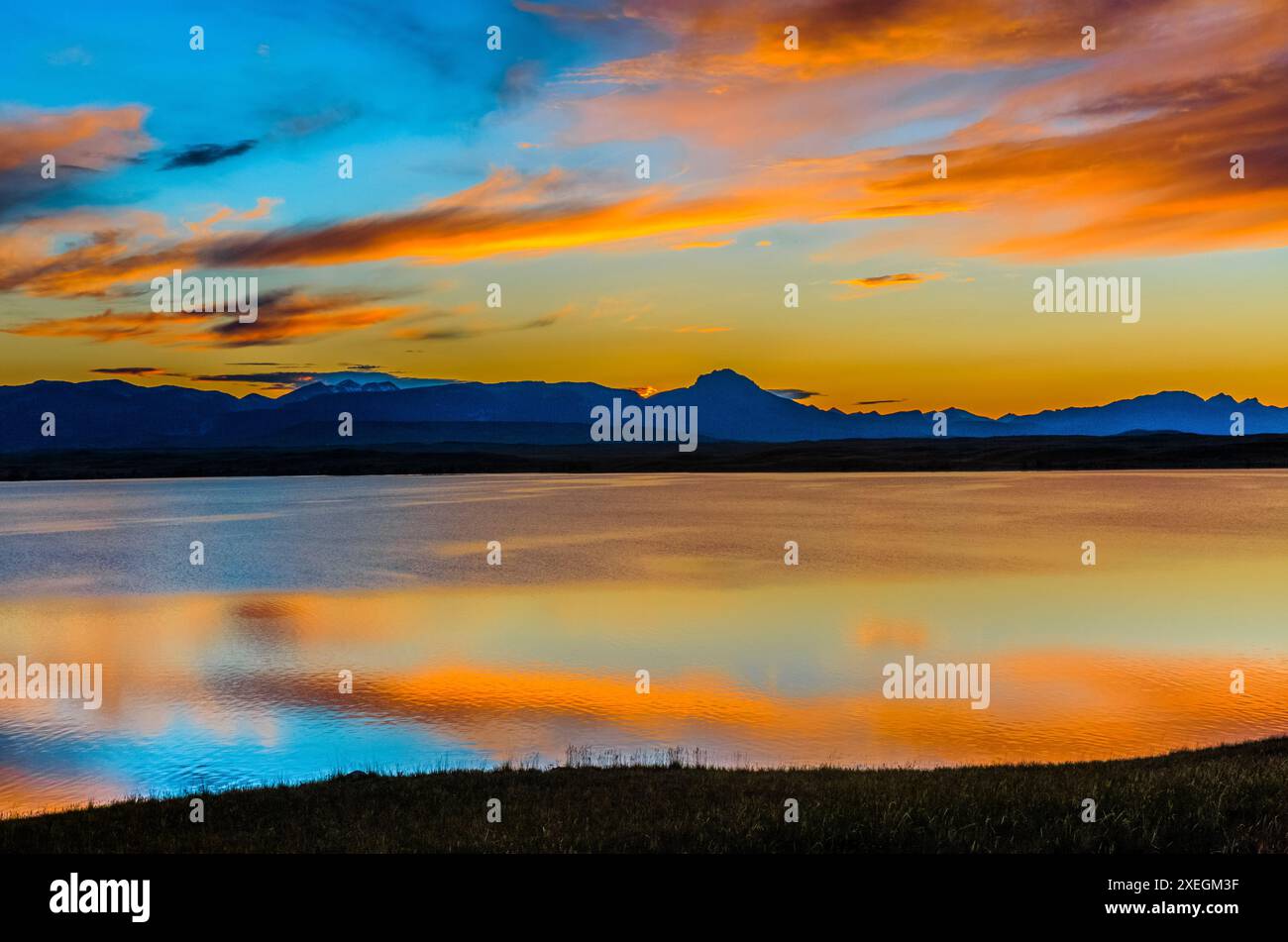 coucher de soleil sur le réservoir de pishkun près de choteau, montana Banque D'Images