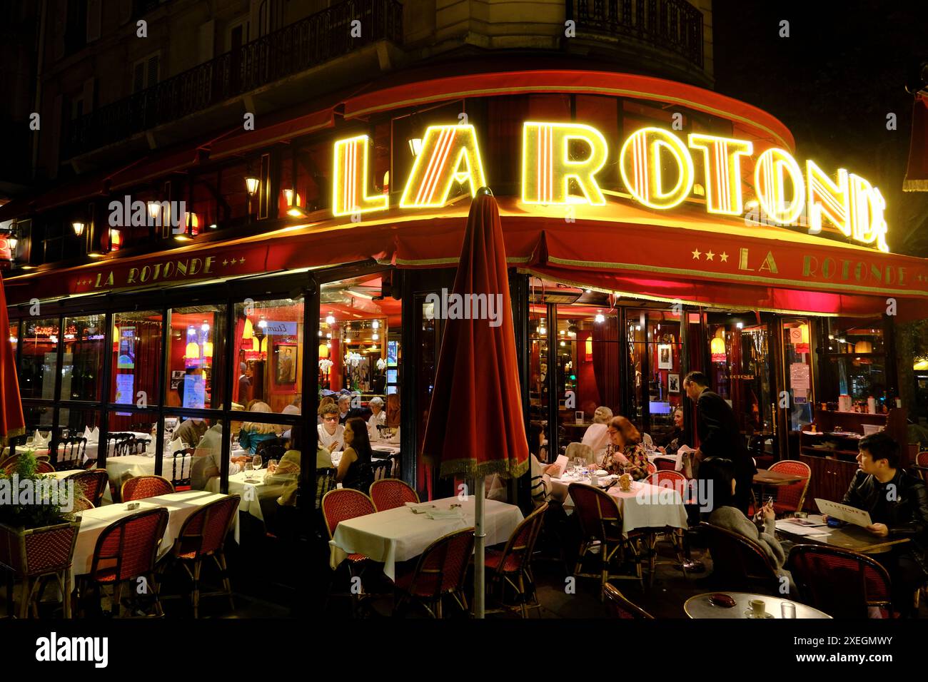 La vue nocturne du Café de la Rotonde, une brasserie historique célèbre et restaurant dans le quartier Montparnasse de Paris.Paris.France Banque D'Images