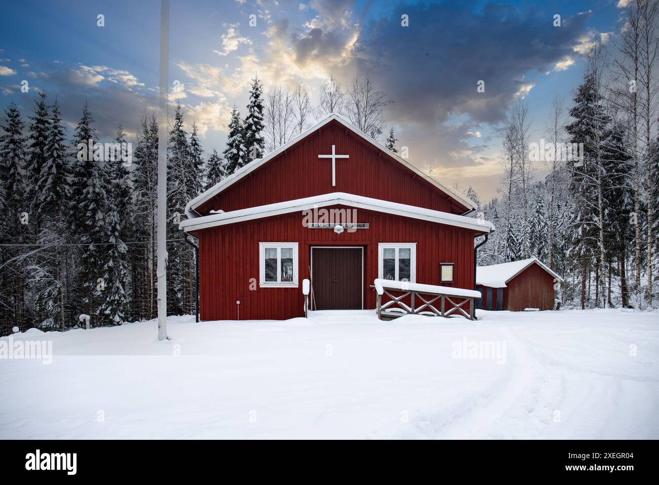 Maison suédoise rouge. Maison en bois dans un paysage d'hiver paysage tourné en Suède Banque D'Images