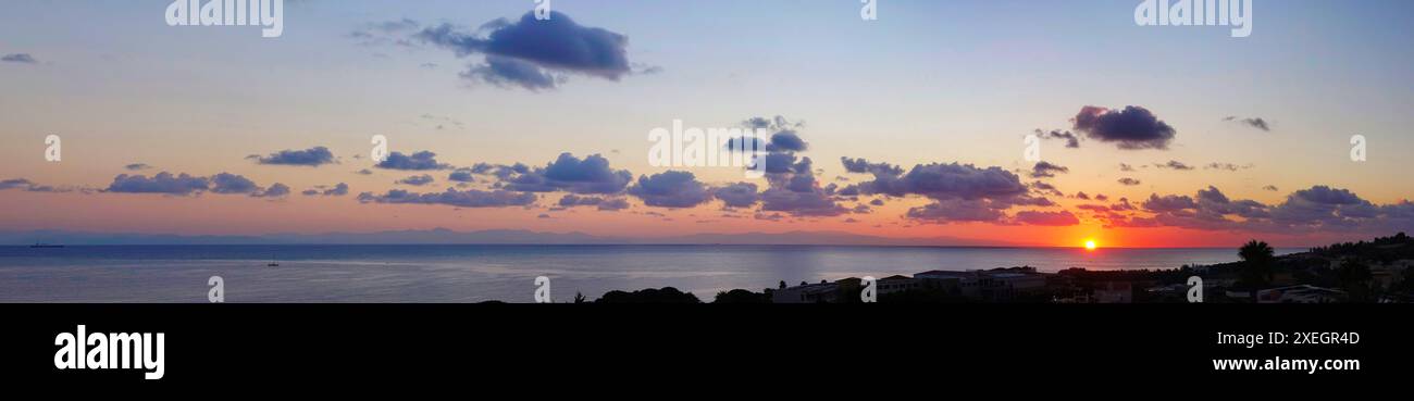 Lever de soleil sur la côte de Rhodes Banque D'Images