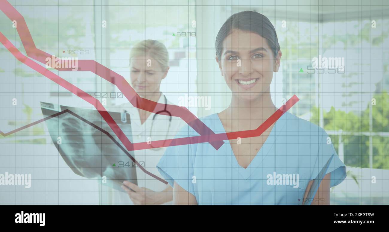 Image du traitement des données statistiques sur une travailleuse de santé biraciale examinant un rapport de radiographie Banque D'Images