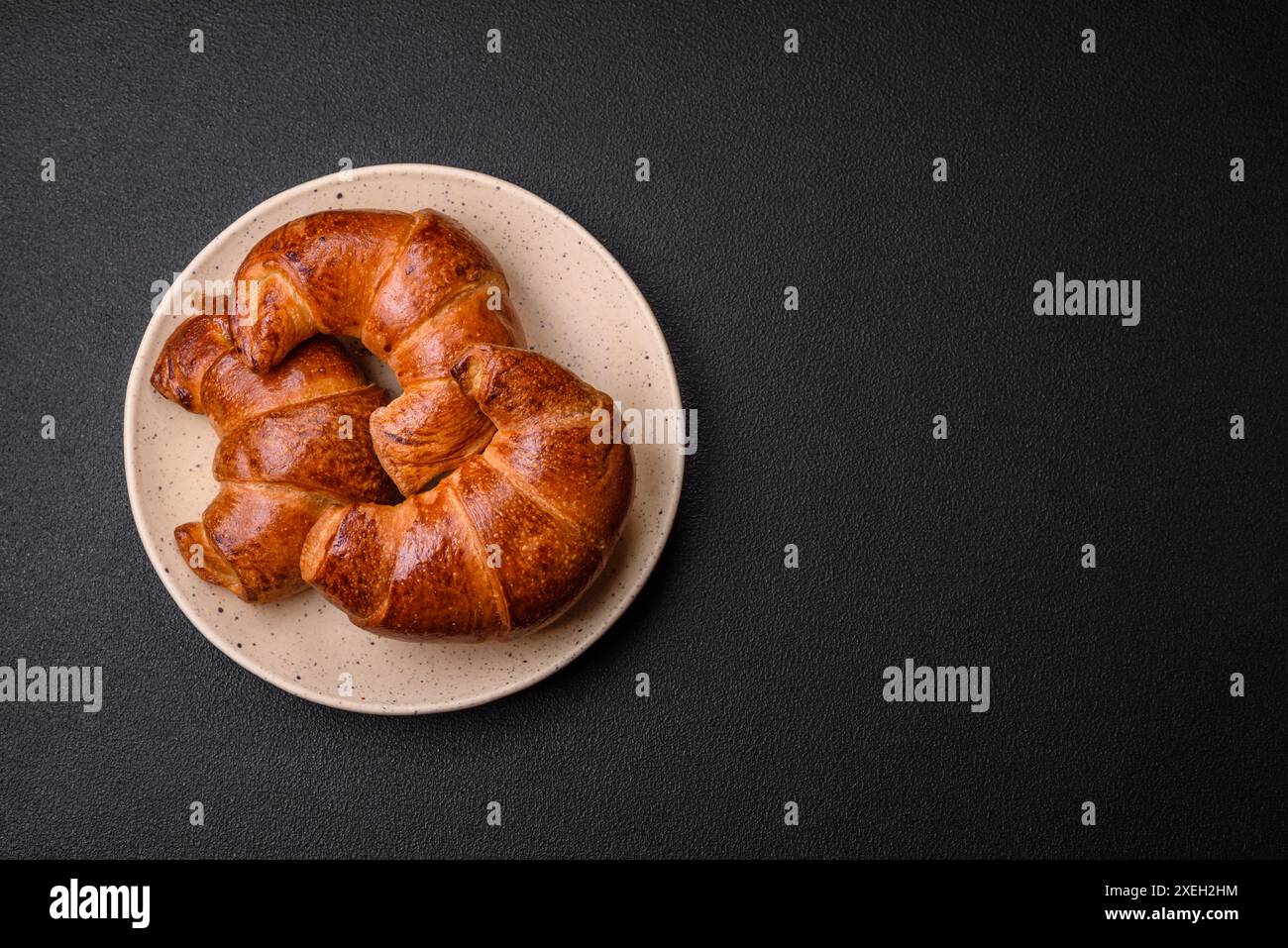 Délicieux croissants croustillants cuits au four comme élément d'un petit déjeuner revigorant et nutritif Banque D'Images