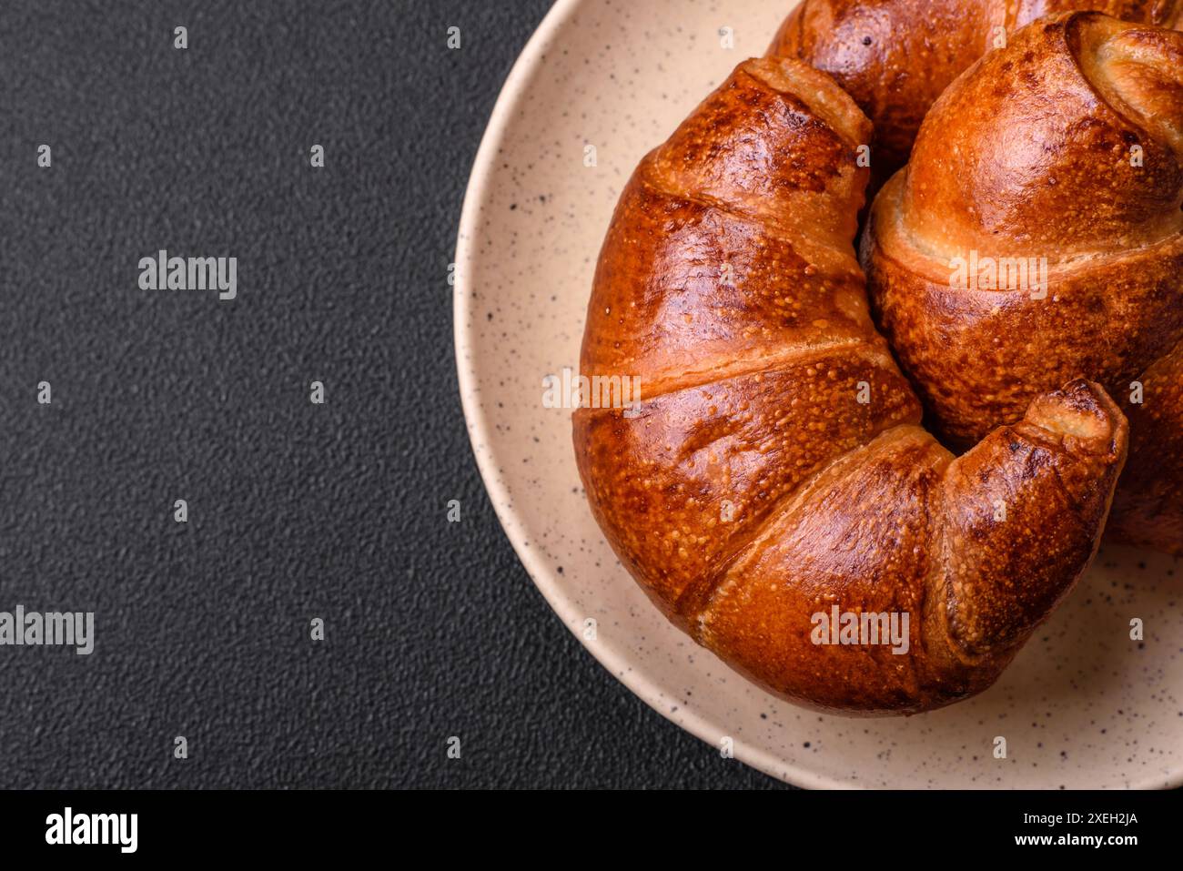 Délicieux croissants croustillants cuits au four comme élément d'un petit déjeuner revigorant et nutritif Banque D'Images