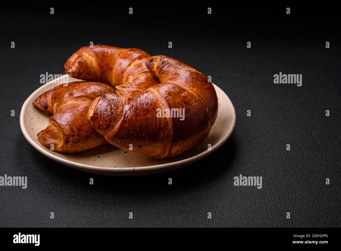 Délicieux croissants croustillants cuits au four comme élément d'un petit déjeuner revigorant et nutritif Banque D'Images