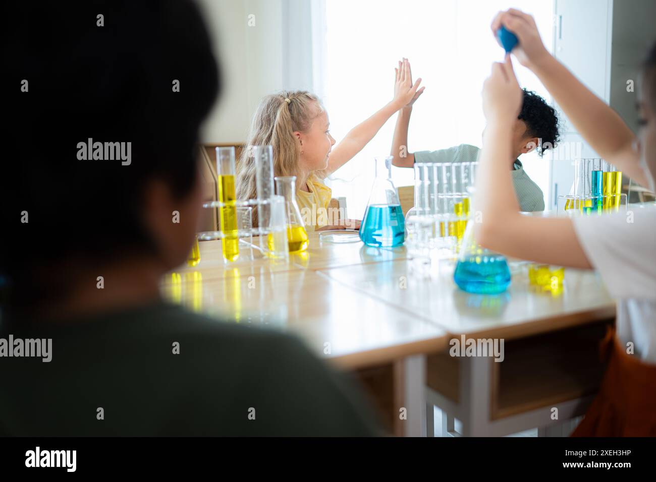 Enseignant et élèves, apprendre et expérimenter la science dans une classe de science scolaire. Banque D'Images