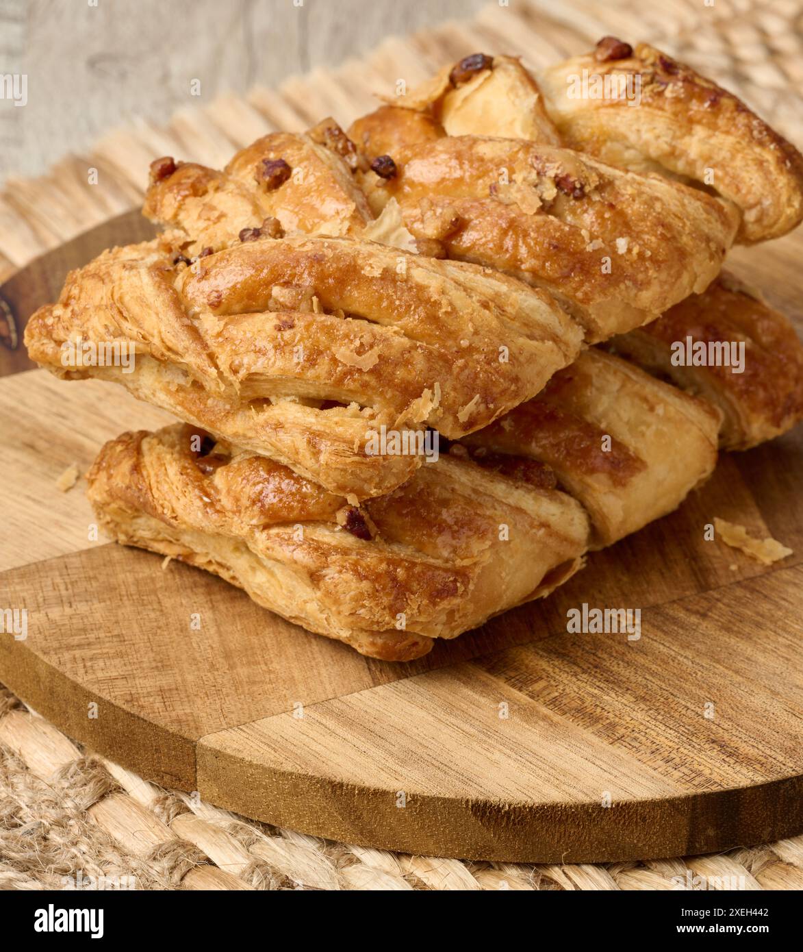 Pâte feuilletée avec noix de pécan et sirop d'érable sur une planche de bois Banque D'Images