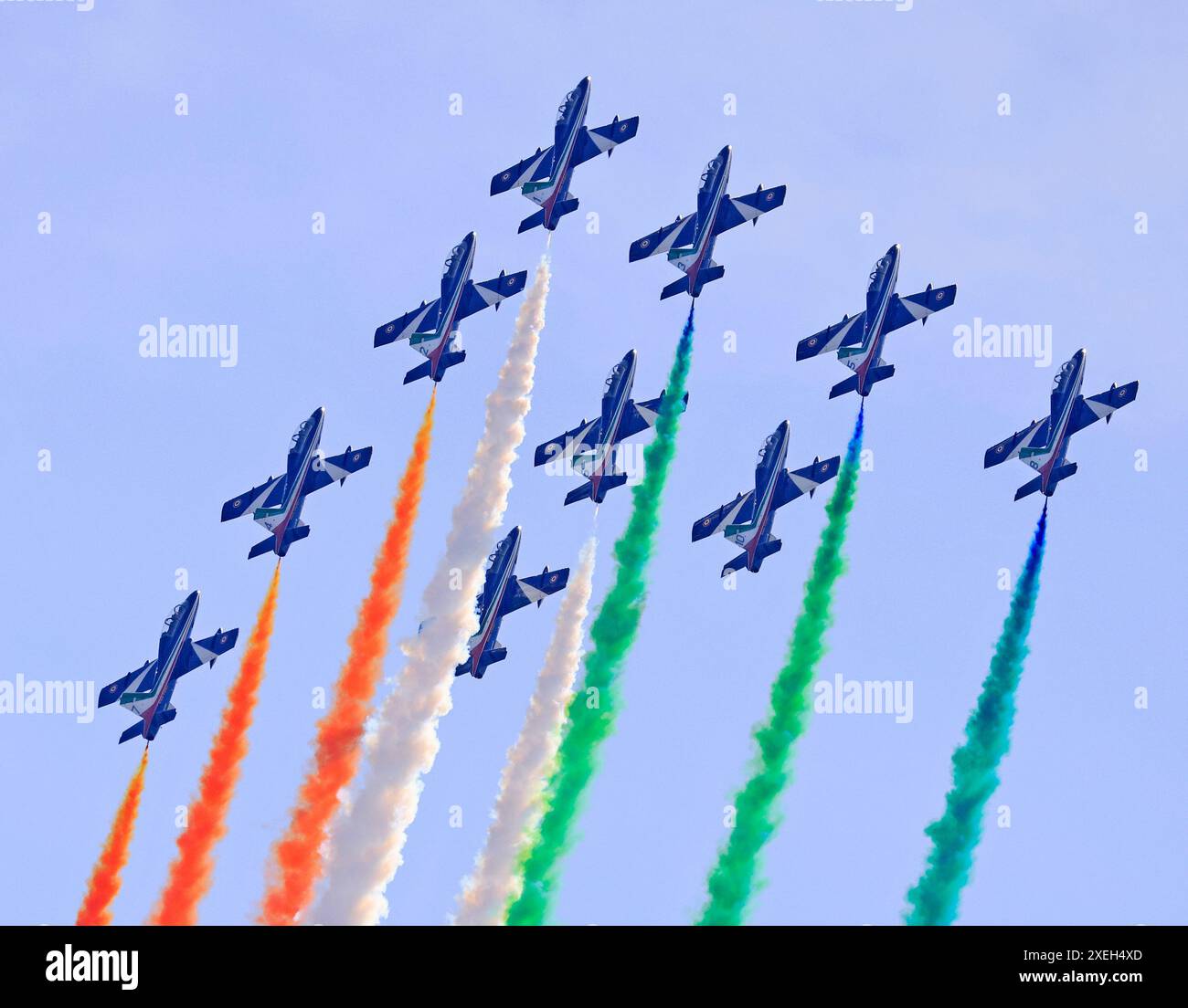 Le Frecce Tricolori, la célèbre équipe italienne de voltige volant sur fond de ciel bleu, Bagotville Air Show 2024 Banque D'Images