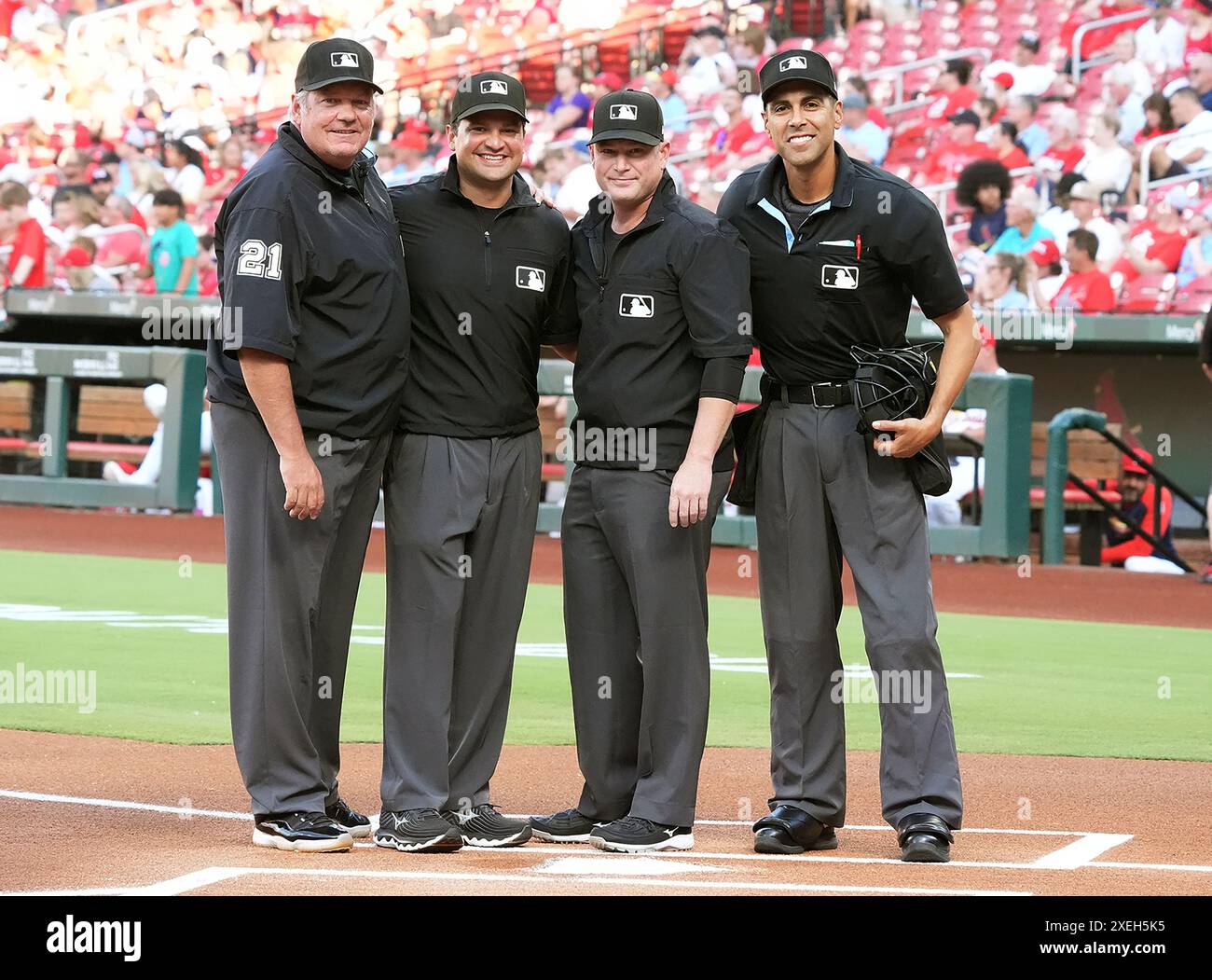 Louis, États-Unis. 27 juin 2024. Les arbitres de la Major League (G à d) Hunter Wendelstedt, Charlie Ramos, Sean Barber et Gabe Morales se réunissent à domicile pour une photographie avant le match de baseball des Cincinnati Reds - mis en place Louis Cardinals au Busch Stadium in mis Louis le jeudi 27 juin 2024. Photo de Bill Greenblatt/UPI crédit : UPI/Alamy Live News Banque D'Images