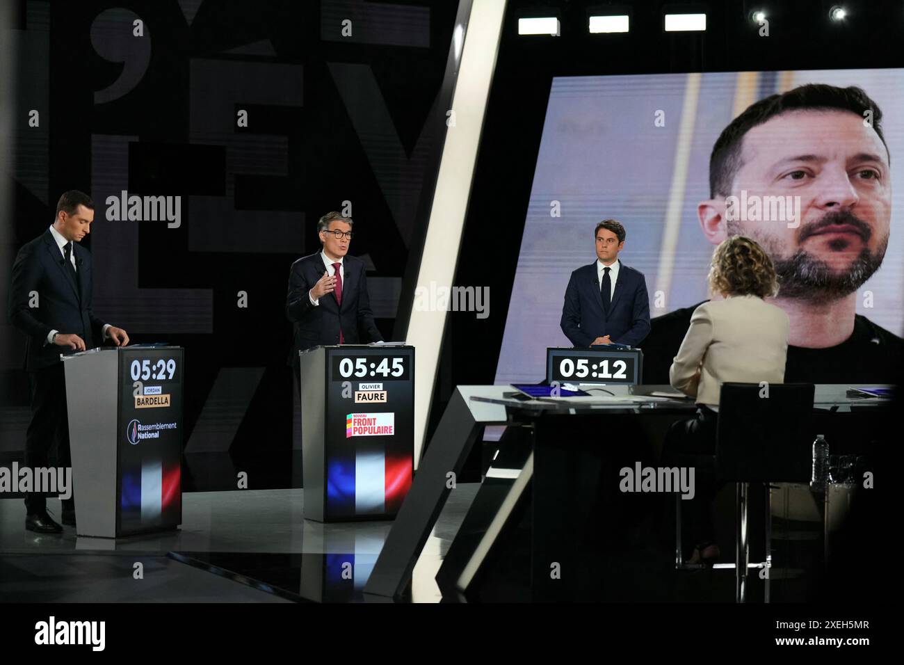 Premier secrétaire du Parti socialiste de gauche (PS) et député Olivier Faure (2L), Jordan Bardella (G), président du parti d’extrême droite rassemblement National (RN) et eurodéputé principal français, et le premier ministre français Gabriel Attal (2R) se tiennent devant un écran montrant une photo du président ukrainien Volodymyr Zelensky alors qu’ils participent à un débat politique diffusé sur la chaîne de télévision française France 2 In Paris le 27 juin 2024, à la veille des élections anticipées de la France pour une nouvelle Assemblée nationale. Photo Dimitar Dilkoff/Pool/ABACAPRESS. COM Banque D'Images