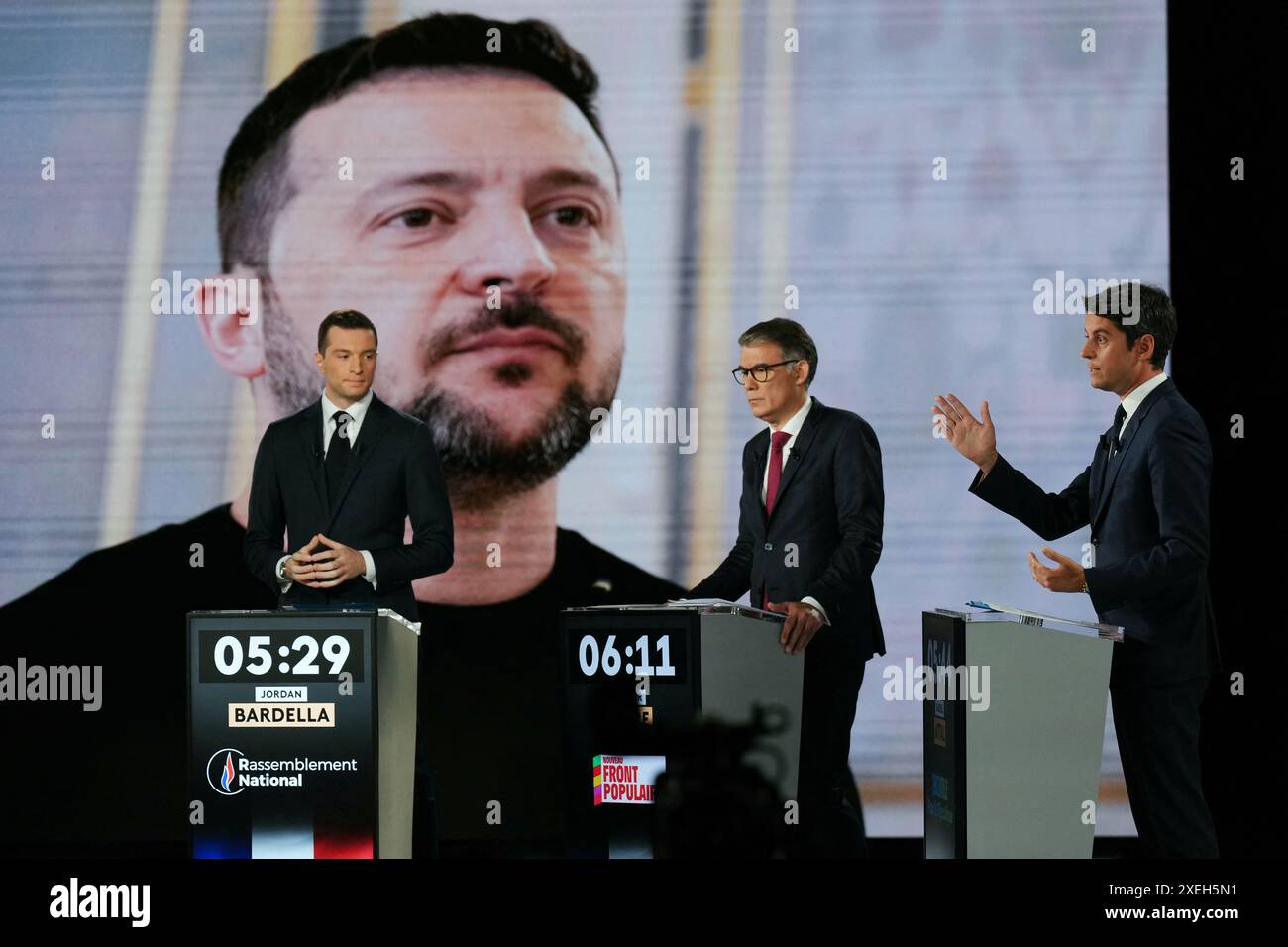 Premier secrétaire du Parti socialiste de gauche (PS) et député Olivier Faure (C), Jordan Bardella (G), président du parti d’extrême droite rassemblement National (RN) et eurodéputé principal français, et Gabriel Attal, premier ministre français, se tiennent devant un écran montrant une photo du président ukrainien Volodymyr Zelensky alors qu’ils participent à un débat politique diffusé sur la chaîne de télévision française France 2 à Paris le 27 juin 2024, à la veille des élections anticipées en France pour une nouvelle Assemblée nationale. Photo Dimitar Dilkoff/Pool/ABACAPRESS. COM Banque D'Images