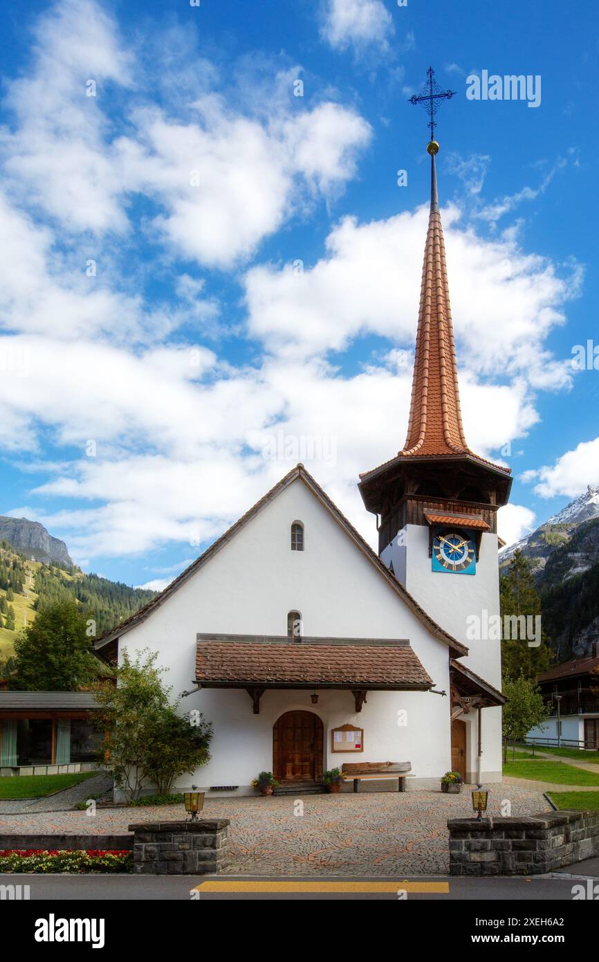 Église à Kandersteg, montagnes, Suisse Banque D'Images