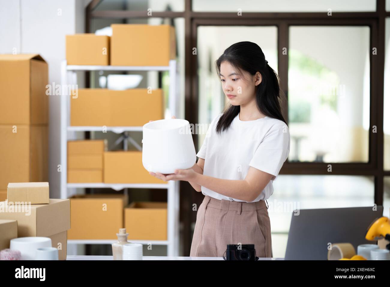 Entrepreneur effectuant le contrôle de la qualité des produits dans Workspace Banque D'Images