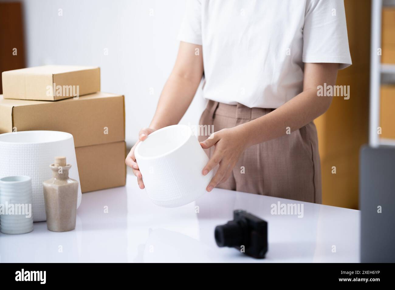 Entrepreneur effectuant le contrôle de la qualité des produits dans Workspace Banque D'Images