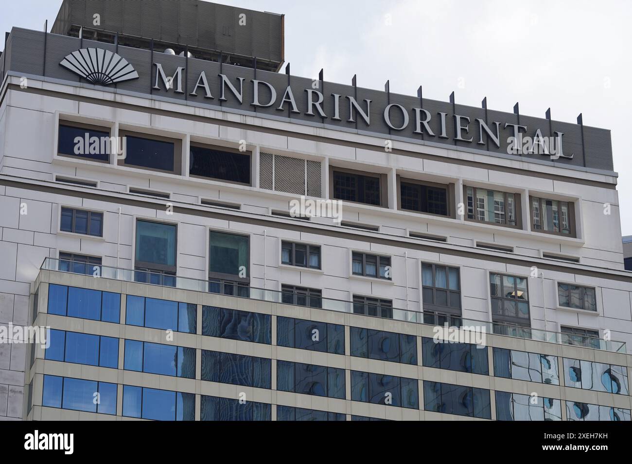 Hong Kong, Chine. 26 juin 2024. Logo du groupe d'un hôtel cinq étoiles détenu et géré par Mandarin Oriental Hotel Group, visible à l'extérieur de son bâtiment à Hong Kong, Chine crédit : SOPA images Limited/Alamy Live News Banque D'Images