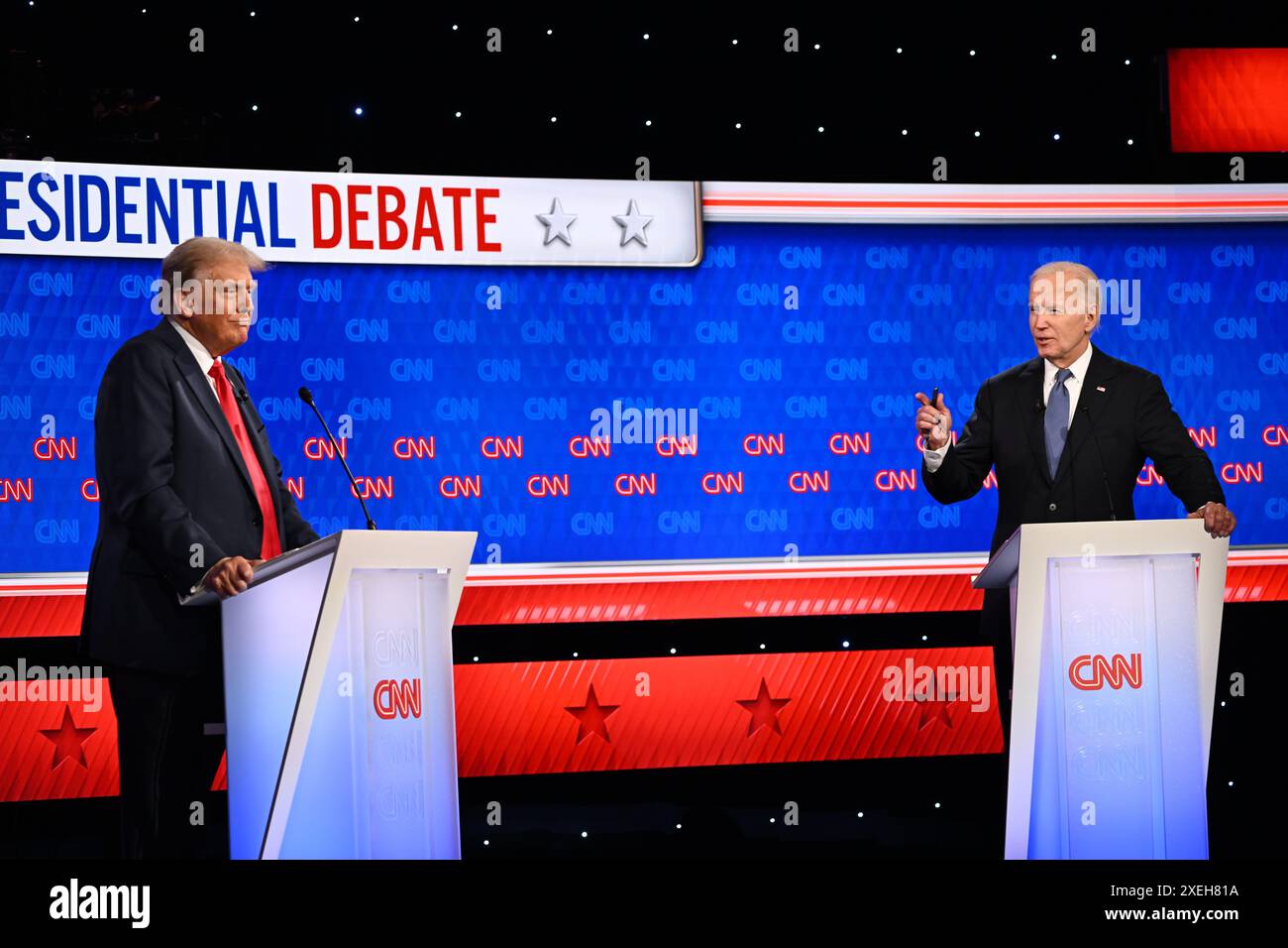 Atlanta, États-Unis. 27 juin 2024. 27 juin 2024, Atlanta, Géorgie, États-Unis : L'ancien président DONALD TRUMP, à gauche, et le président JOE BIDEN s'affrontent lors de leur premier débat présidentiel à CNN. (Crédit image : © Will Lanzoni/CNN via crédit : Zuma Press/Alamy Live News Banque D'Images