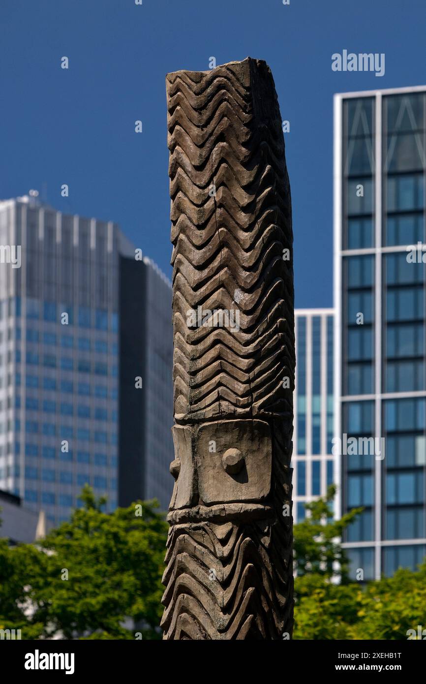 Stèle en bois de Papouasie-Nouvelle-Guinée au Musée des cultures du monde, Francfort-sur-le-main, Allemagne, Europe Banque D'Images