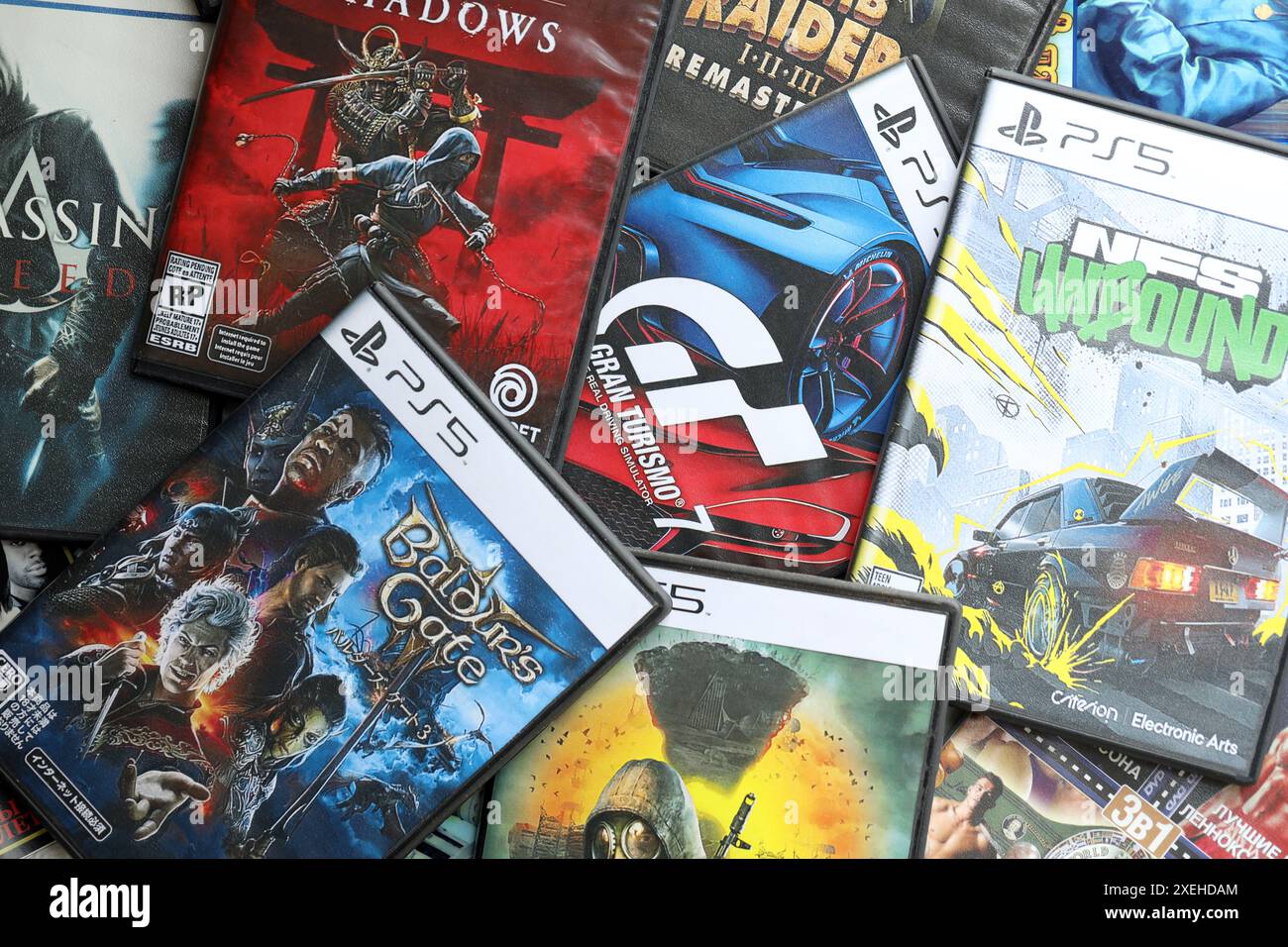 KIEV, UKRAINE - 26 JUIN 2024 pile de jeux vidéo pour console Sony PlayStation 5 et 4. De nombreuses boîtes de disques de jeux vidéo populaires se rapprochent Banque D'Images