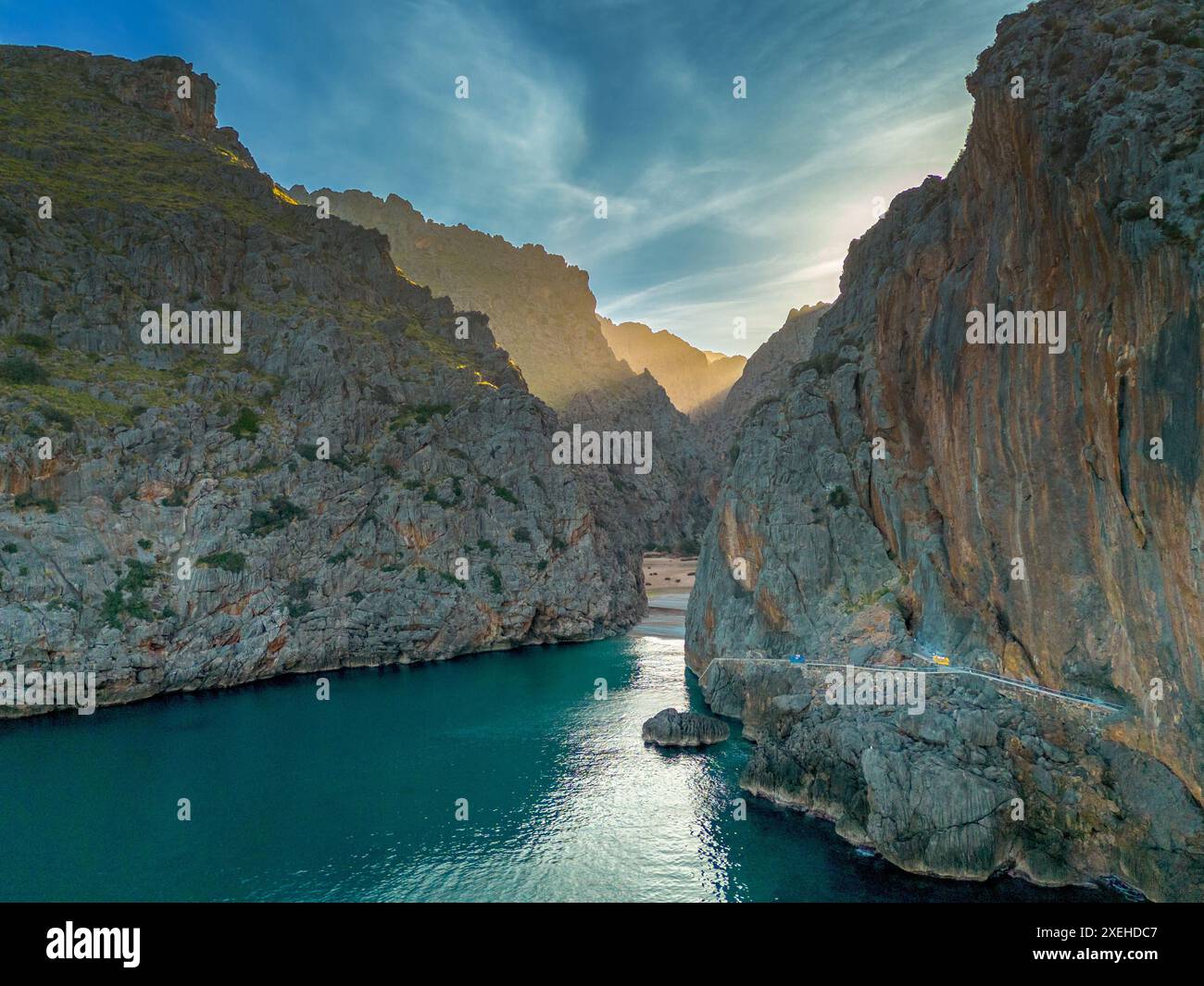 Vue sur les gorges du Torrent de Pareis et la plage sur la côte montagneuse accidentée du nord de Majorque Banque D'Images