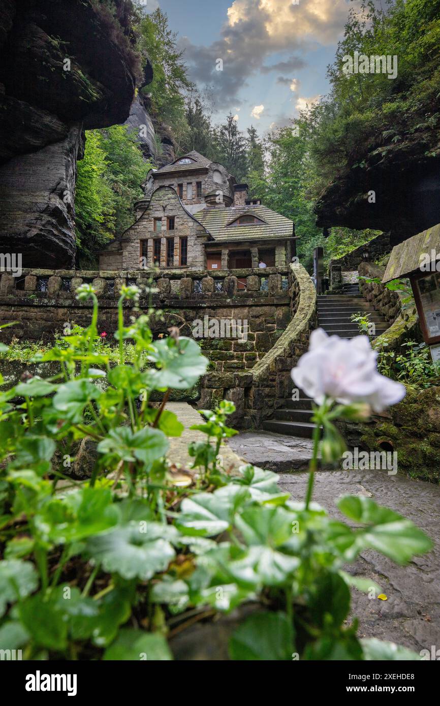 Vieille centrale à gaz construite dans un ravin. Nature pure HÅ™ensko, Parc National de la Suisse Bohême. Banque D'Images