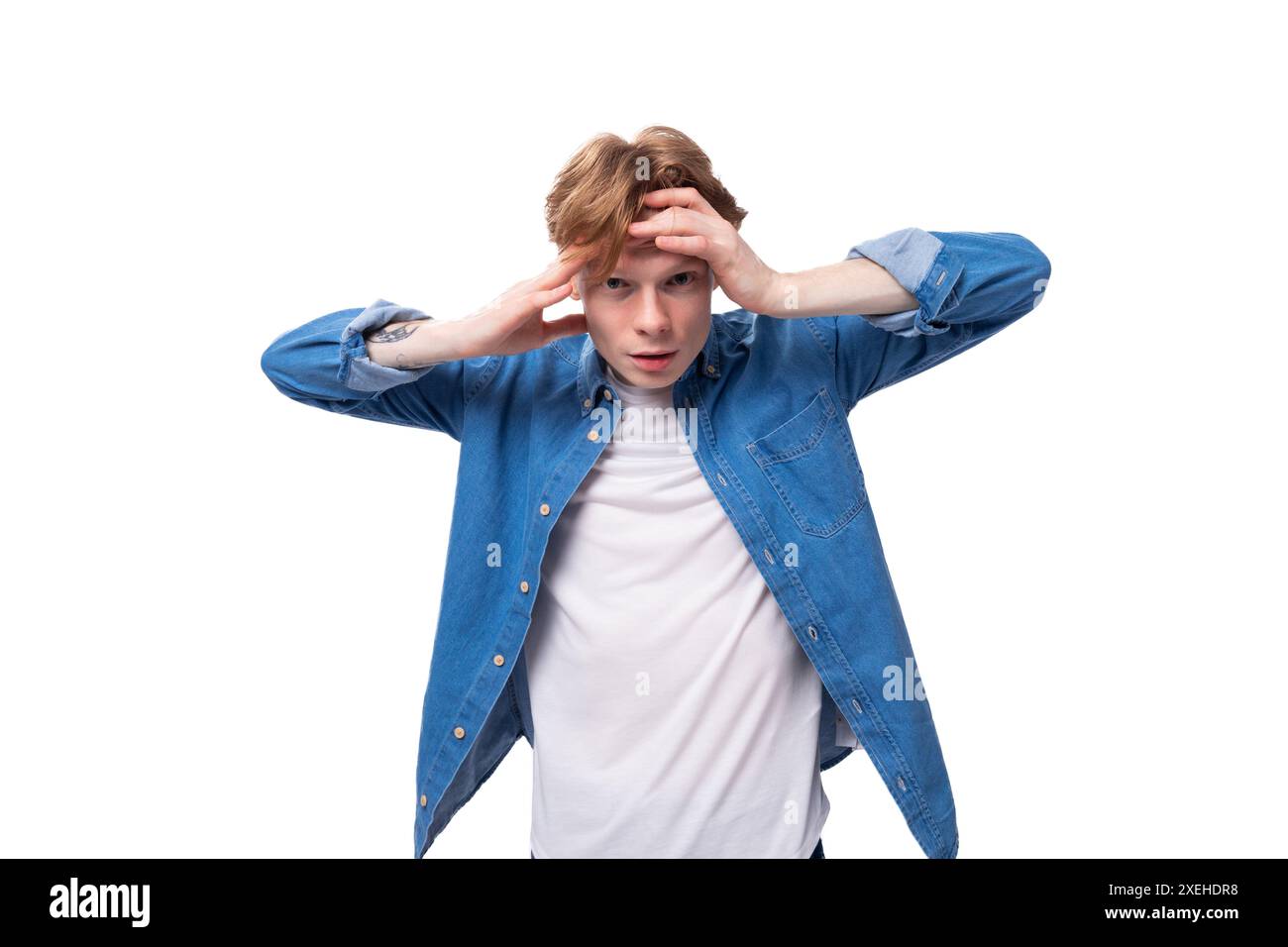 Un jeune européen aux cheveux dorés est en train de brainstormer Banque D'Images