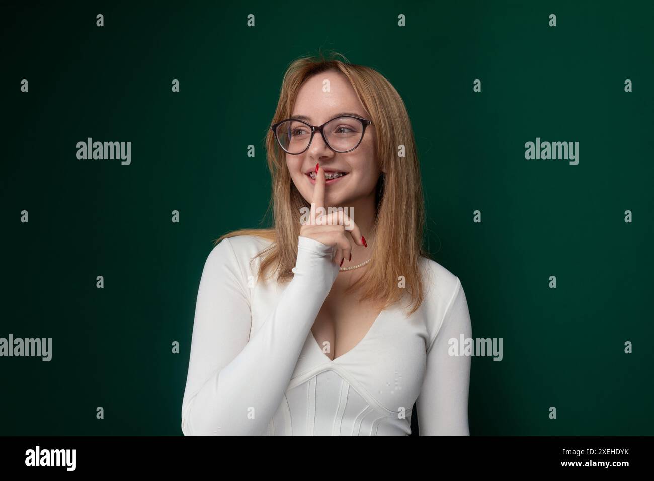 Femme avec des lunettes posant pour photo Banque D'Images