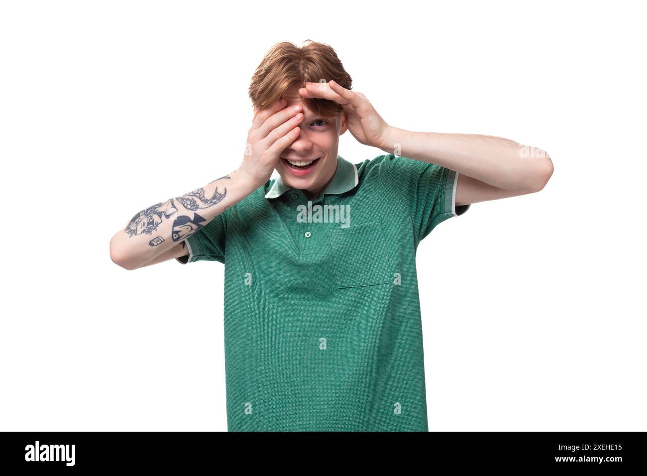 Un jeune européen aux cheveux roux avec un tatouage sur son avant-bras se sent excité Banque D'Images