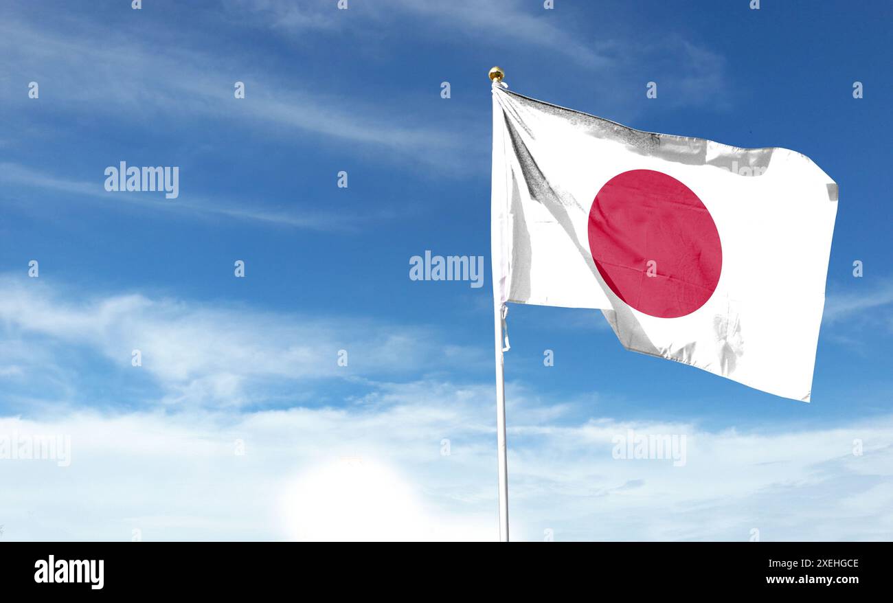 Drapeau du Japon sur ciel nuageux. ondulant dans le ciel Banque D'Images