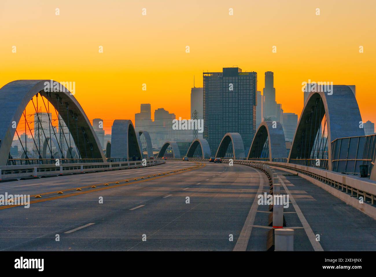 Vue captivante sur l'emblématique pont de la 6e rue à Los Angeles au coucher du soleil, avec l'architecture dynamique de la ville silhouette contre les teintes chaudes de t Banque D'Images