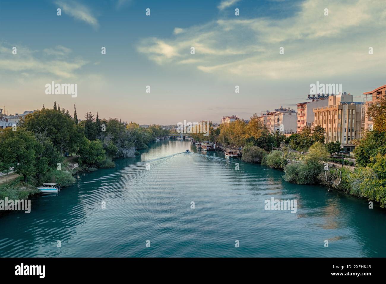 Paysage urbain de Manavgat dans la soirée au coucher du soleil. Vue aérienne Banque D'Images