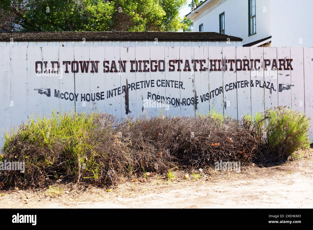 San Diego, Californie - 16 avril 2024 : panneau en bois donnant des indications pour les principaux endroits de la vieille ville de San Diego State Historic Park. Banque D'Images