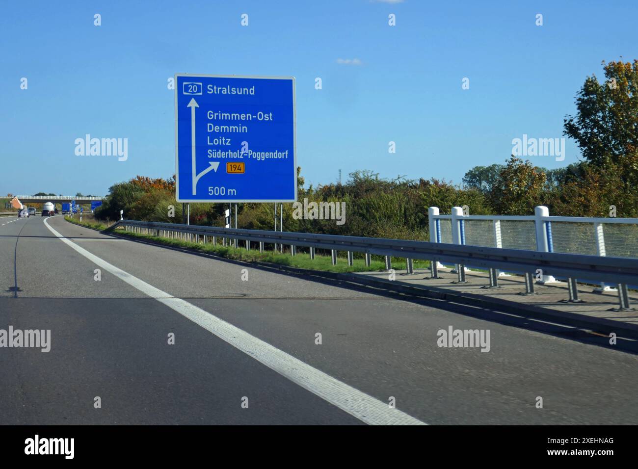 Panneau d'autoroute direction Stralsund, panneau d'autoroute Stralsund Grimmen-Ost Demmin Loitz SÃ¼derholz Banque D'Images