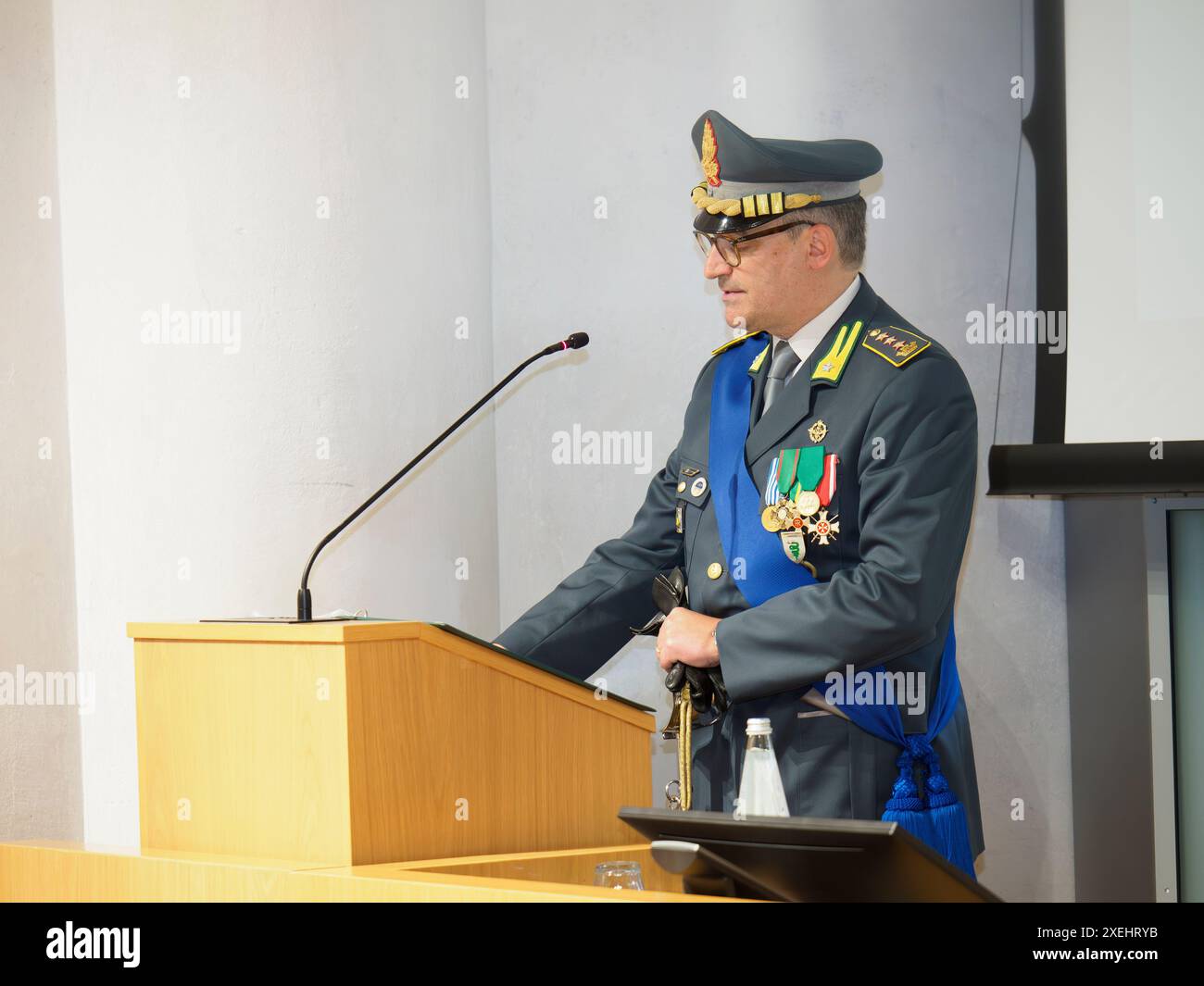 Cremona, Italie - 26 juin 2024 Guardia di Finanza 250ème anniversaire événement - agent financier italien en uniforme prononçant un discours lors d'une conférence Banque D'Images