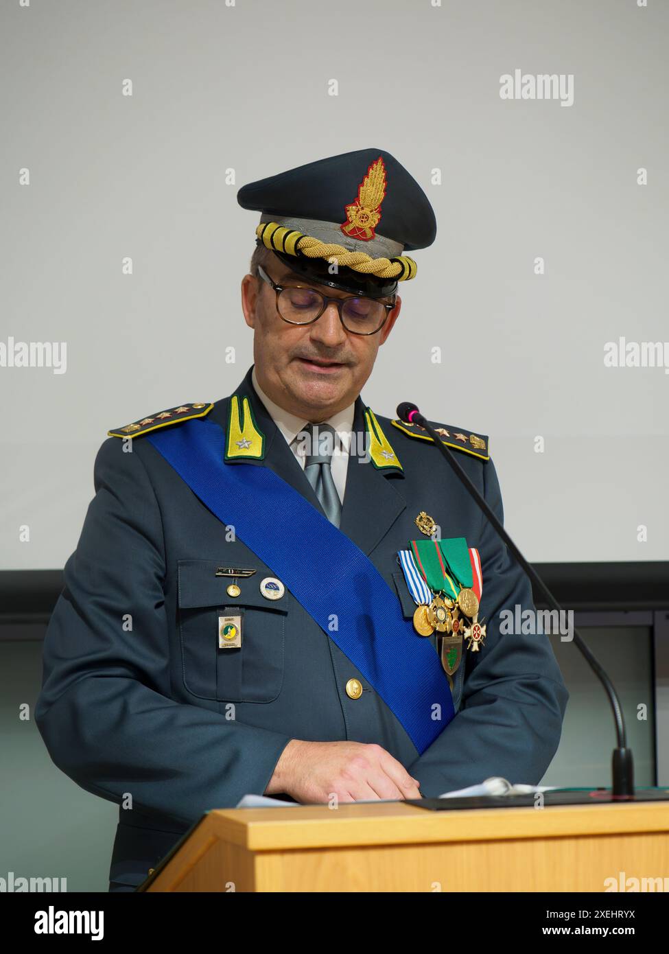 Cremona, Italie - 26 juin 2024 Guardia di Finanza 250ème anniversaire événement - général italien prononçant un discours lors d'une conférence tout en se tenant derrière un p Banque D'Images