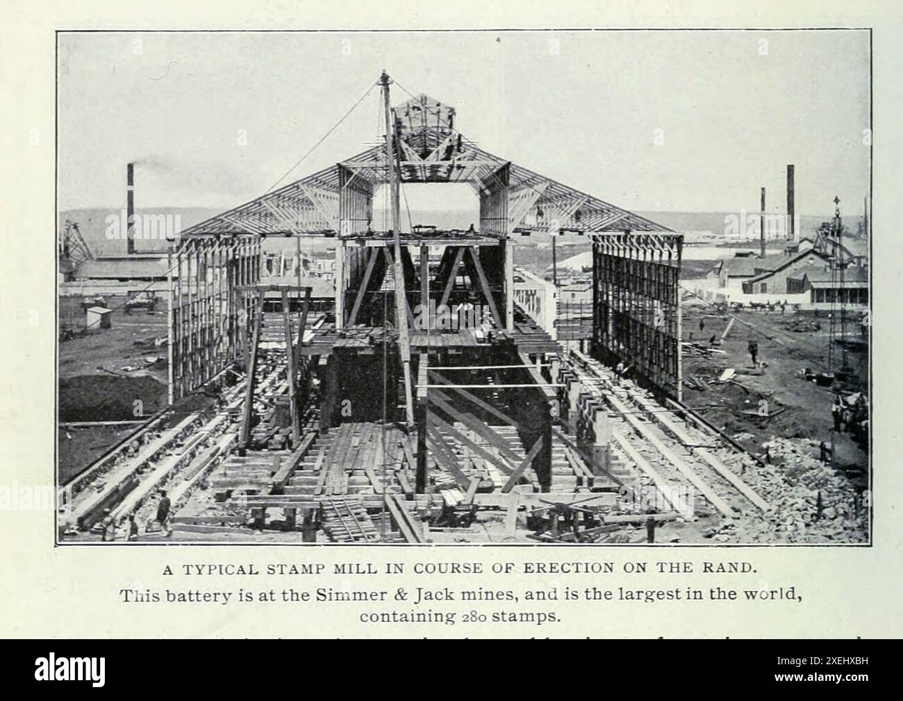 UN MOULIN À TIMBRES TYPIQUE EN COURS D'ÉRECTION SUR LA RAND. Cette batterie se trouve aux mines Simmer & Jack, et est la plus grande au monde, contenant 280 timbres. De l'article QUESTIONS SUD-AFRICAINES D'UN POINT DE VUE D'INGÉNIERIE. Par Albert Williams, Jr. de The Engineering Magazine consacré au progrès industriel volume XVIII 1899-1900 The Engineering Magazine Co Banque D'Images