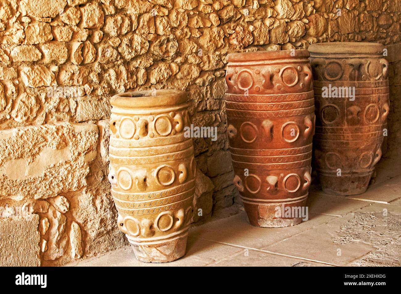 Cruches en argile dans le palais de Knossos. Banque D'Images