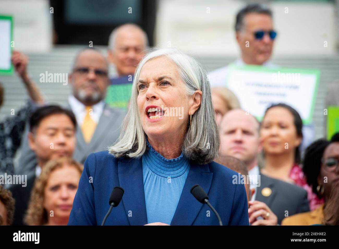 Washington, États-Unis. 27 juin 2024. Katherine Clark (démocrate du Massachusetts) prononce un discours lors d'une conférence de presse marquant le deuxième anniversaire de la décision Dobbs au Capitole américain à Washington, DC, USA, jeudi 27 juin, 2024. photo de Rod Lamkey/CNP/ABACAPRESS. COM Credit : Abaca Press/Alamy Live News Banque D'Images