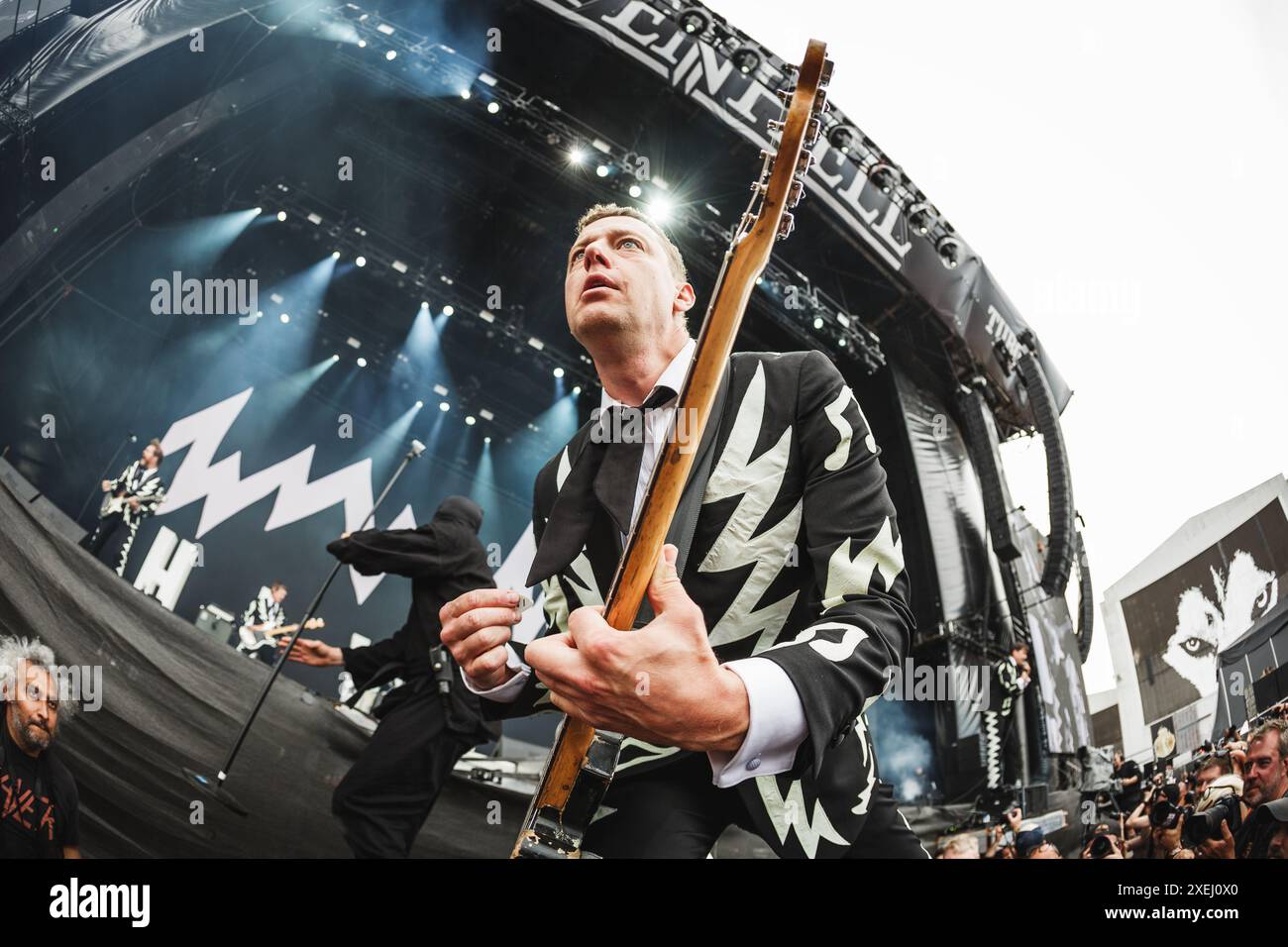 Copenhague, Danemark. 20 juin 2024. Le groupe de rock suédois The Hives donne un concert lors du festival danois de heavy metal Copenhague 2024 à Copenhague. Ici le guitariste Nicholaus Arson est vu en direct sur scène. Banque D'Images