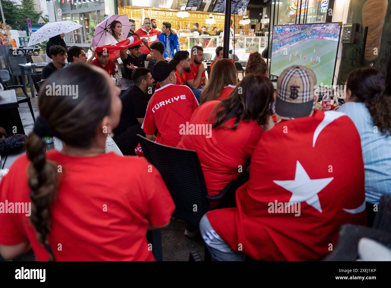 Türkische Fußballfans verfolgen in Berlin-Kreuzberg das Fußballspiel Türkei gegen Georgien während der UEFA EURO 2024. / Les fans de football turcs regardent le match de football entre la Turquie et la Géorgie lors de l'UEFA EURO 2024 à Berlin-Kreuzberg. Snapshot-Photography/K.M.Krause *** les fans de football turcs regardent le match de football entre la Turquie et la Géorgie lors de l'UEFA EURO 2024 à Berlin Kreuzberg snapshot Photography K M Krause Banque D'Images