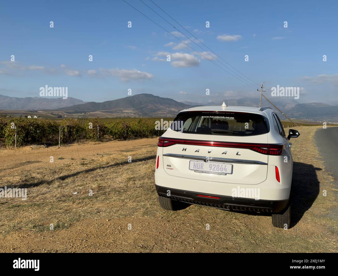 Paarl Western Cape Afrique du Sud. 24.04.2024. Voiture chinoise 4x4 blanche avec vue arrière dans la campagne du Cap occidental en Afrique du Sud Banque D'Images Paarl Western Cape Afrique du Sud. 24.04.2024. Voiture chinoise 4x4 blanche avec vue arrière dans la campagne du Cap occidental en Afrique du Sud Banque D'Images