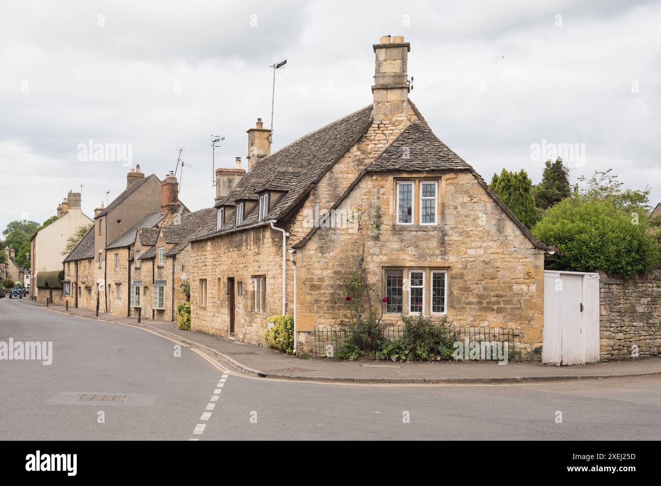 Chalets dans le joli village Cotswold de Chipping Campden. Banque D'Images