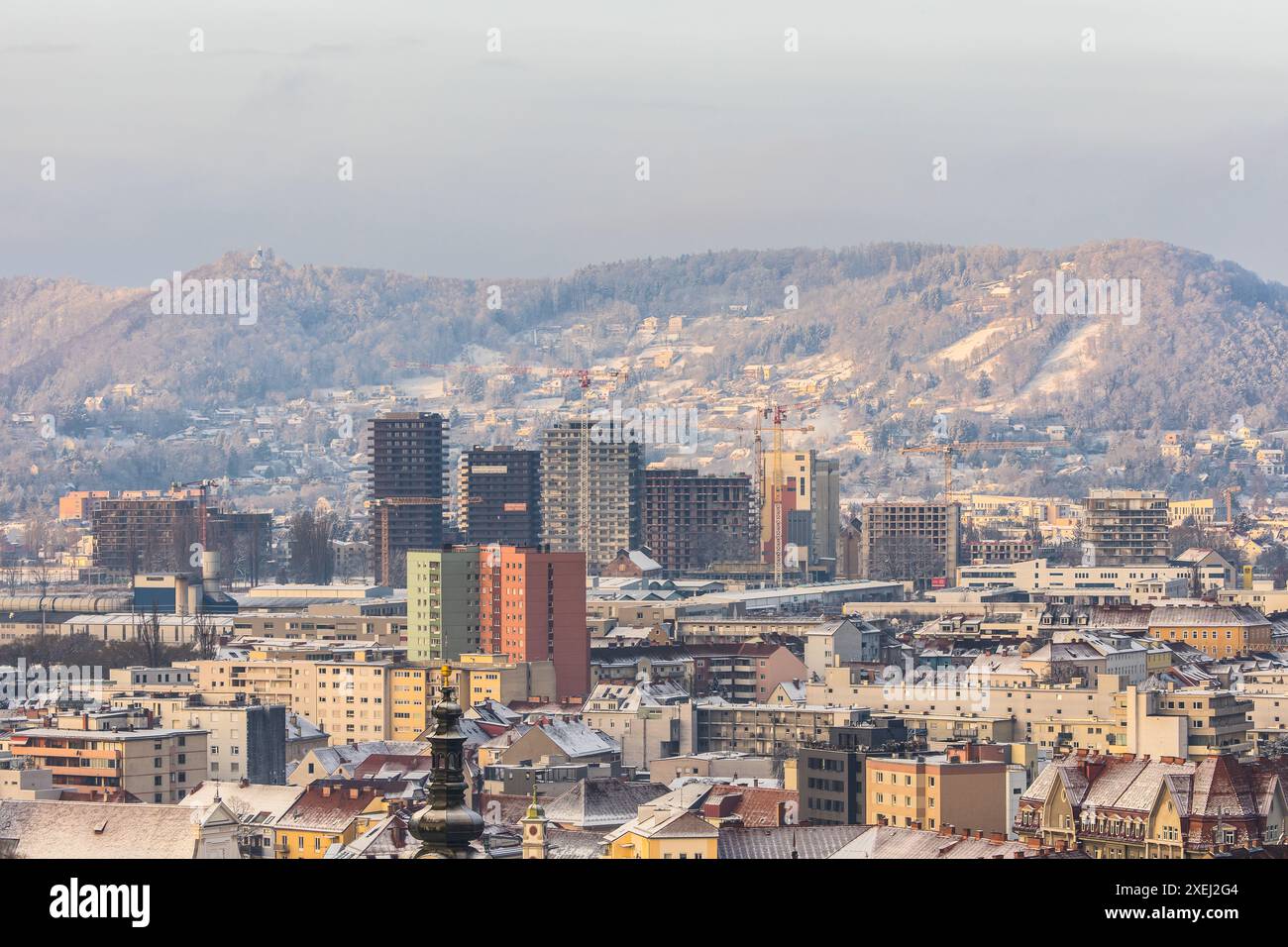 Vue de Graz avec le quartier de développement de la ville de Reininghaus en construction Banque D'Images