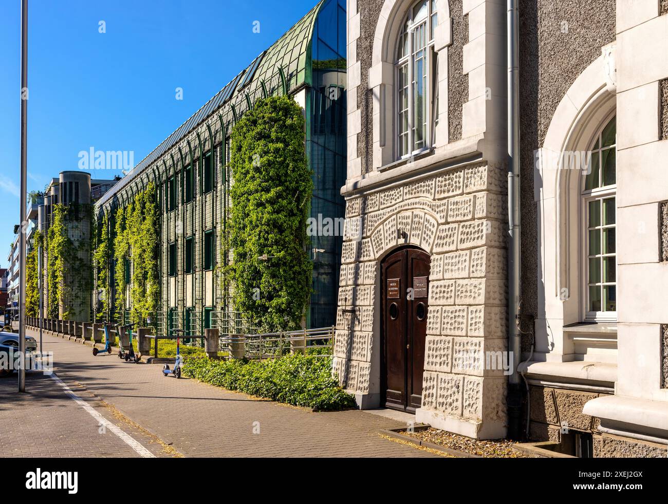 Varsovie, Pologne - 12 mai 2024 : bibliothèque principale moderniste de l'Université de Varsovie complexe BUW Biblioteka Uniwersytetu Warszawskiego dans le district de Powisle Banque D'Images