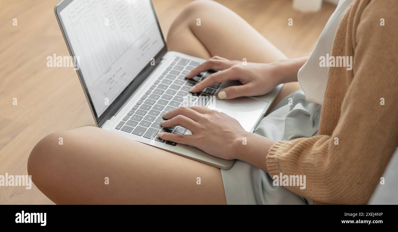 Femme travaillant à l'aide d'un ordinateur portable computerÂ mains tapant sur le clavier. écrire un blog. Travailler à la maison sont dans la main doigt écriture Banque D'Images
