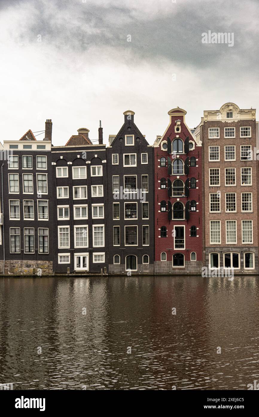 Amsterdam, la capitale des pays-Bas, est réputée pour son riche patrimoine artistique, son système complexe de canaux et ses maisons étroites distinctives avec gabl Banque D'Images